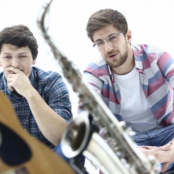 (ВИДЕО) Светскиот хит „Сењорита“ во ново руво: Момците од Риплеј со втор „sax cover“