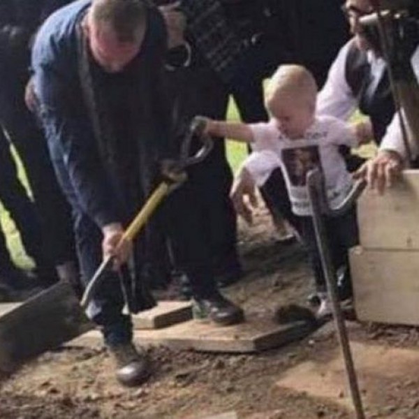 Мојот маж е убиен, а син ми го чека: Фотографијата од момчето на погребот го скрши целиот свет