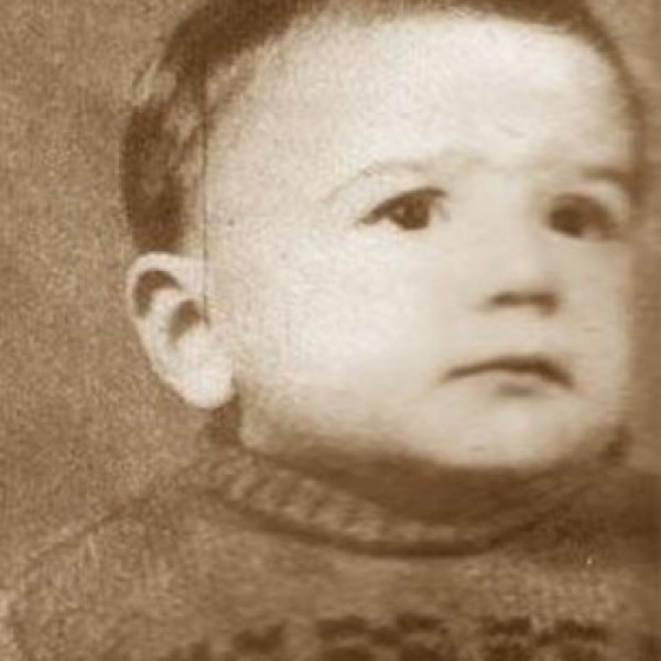 Денес е голема ѕвезда: Кој познат пејач е на фотографијата?