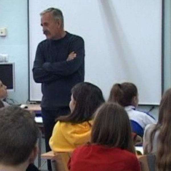 Наставник пред да замине во пензија порача: Најголеми непријатели на децата се нивните преамбициозни родители
