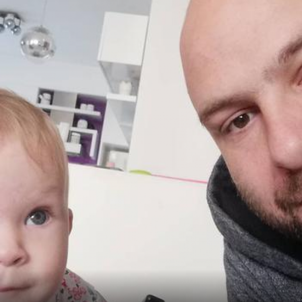 Го обожава својот татко: Јасмин нема слух, но неговата ќеркичка ужива во неговите „таленти“