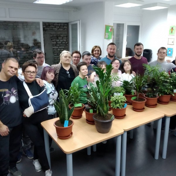 Децата со Даунов синдром во нова акција: Садејќи цвеќе си го разубавија Центарот