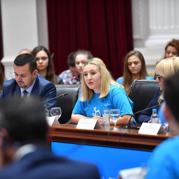 Средношколката Бисера во Влада: Почитувани министри, почитуван премиере, зошто постои образованието?