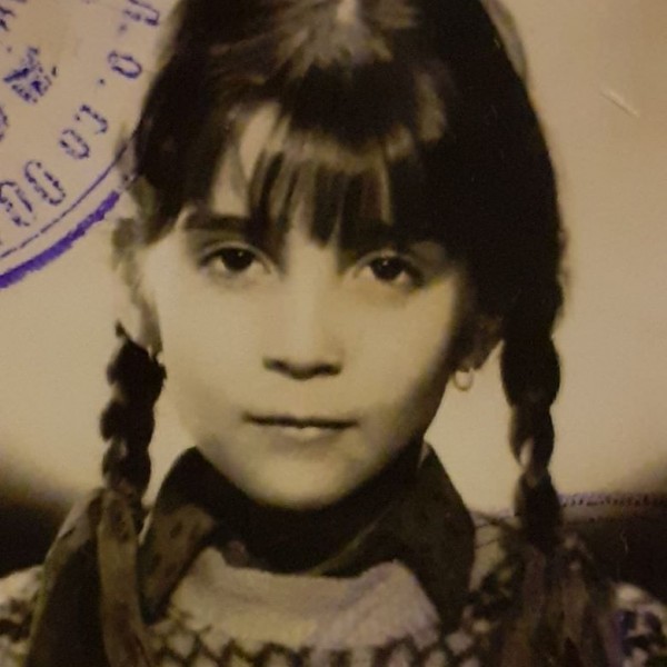 Ќе ја препознаете ли: Која позната македонска пејачка е на фотографијата?