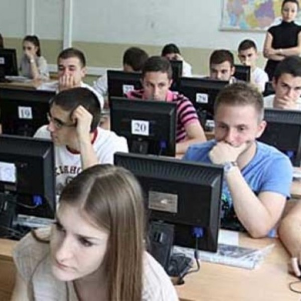 Средношколец сте и домашниот приход ви е помал од просечната плата: Добивате 3.000 денари од државата за прибор