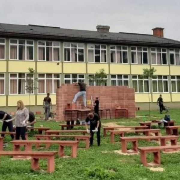 Училиште во БиХ има интересна училница во која не се потребни маски: Настава под ведро небо