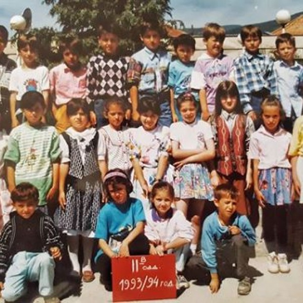 Познатиот пејач сподели фотографија од основно: Може ли да го најдете Лозано на фотографијата?