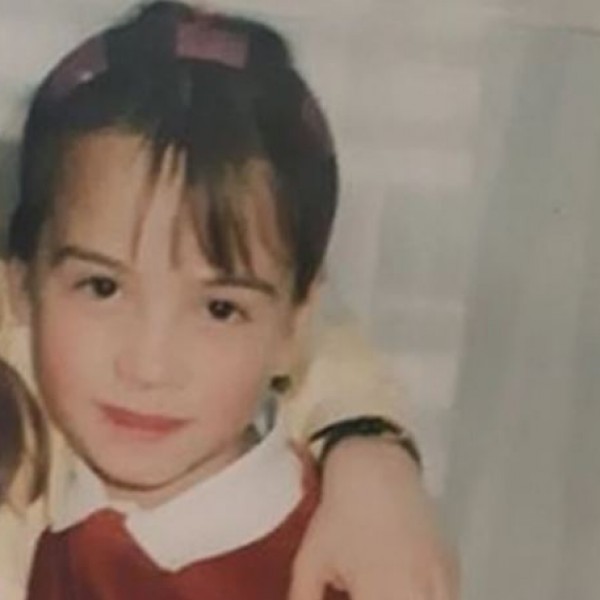 Кој е на фотографијата? Денес слави роденден и е една од најдобрите пејачки во регионот!