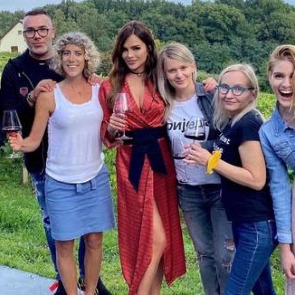 Северина пред два месеци со пријателите уживала кај младиот винар: Има фотографии од таа дружба