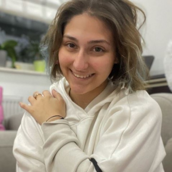 Не очекувала дека на луѓето ќе им се допаднат физиката и астрономијата: Студентка руши предрасуди на ТикТок