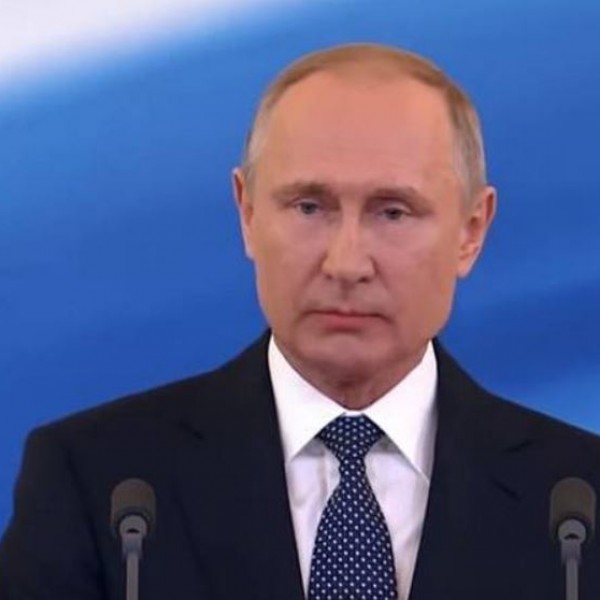 Лажниот Путин на ТикТок го следат милиони: Го гледаат како танцува и чисти снег, не веруваат дека не е вистински