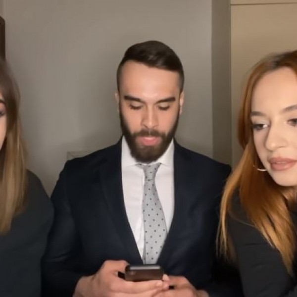 Подготви глупав квиз за сестра му и девојка му: Стефан Лазаров ќе ве насмее до солзи