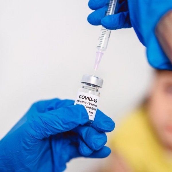 Стартува од овој понеделник: Ќе се вакцинираат вработените во основните и средните училишта во Македонија