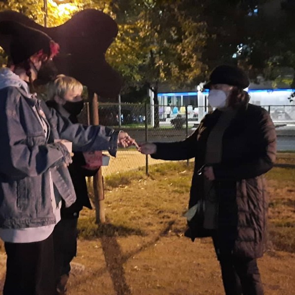 Ваков проблем не се решава преку ноќ, но мора да се почне од некаде: Ученици од гимназијата „НОВА“ со акција за бездомните животни