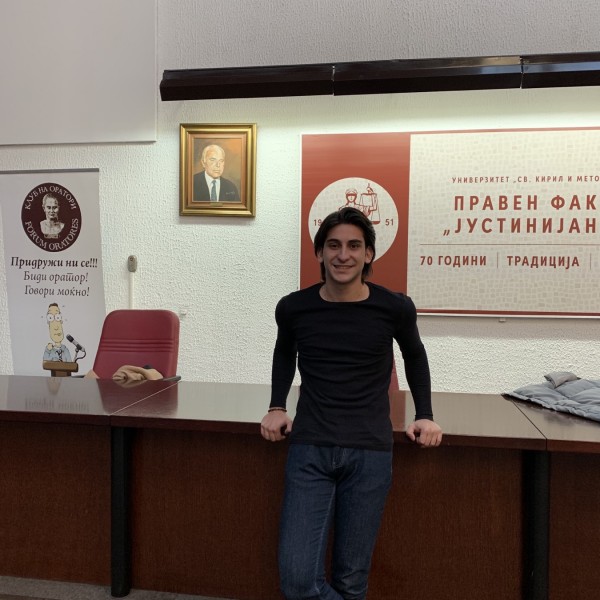 „Стремежите кон демократијата да ни се потреба“: Данило Крстовски на тема „SIC SEMPER TYRANNIS“