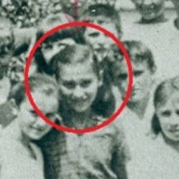 Поради сиромаштијата во која пораснала има само една фотографија од детството: Денеска е голема ѕвезда, а еве како изгледала како дете