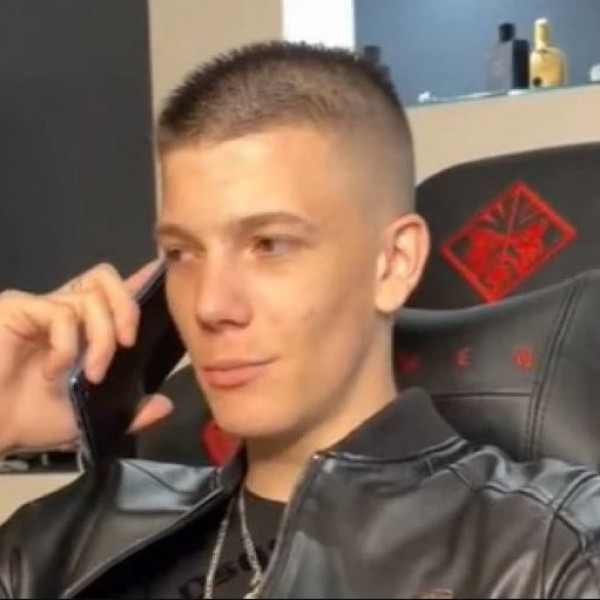 Познатиот јутјубер новото милениче го храни од шише и спие со него во кревет: Чува ли некој друг вакво диво животно во стан?! (ВИДЕО)