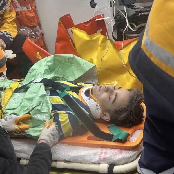 Заспал во дресот на омилениот клуб, се разбудил во урнатини: Тинејџер пронајде по 119 часа, сите зборуваат за ова чудо