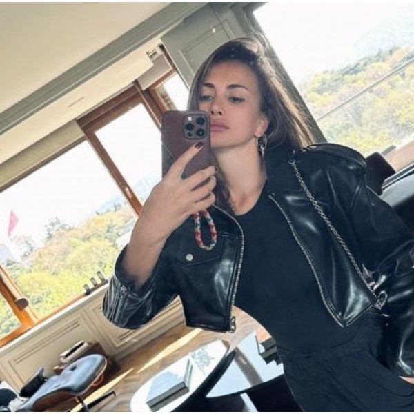 Комбо на денот: Емина Јаховиќ во црно од глава до петици - изглед погоден за дождливите пролетни денови