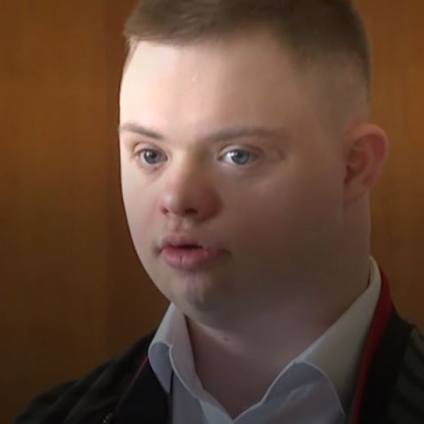 „Начинот на кој работи ги воодушеви сите“:Вук Трајковиќ (24) лице со Даунов синдром се вработи во Институтот за ревматологија