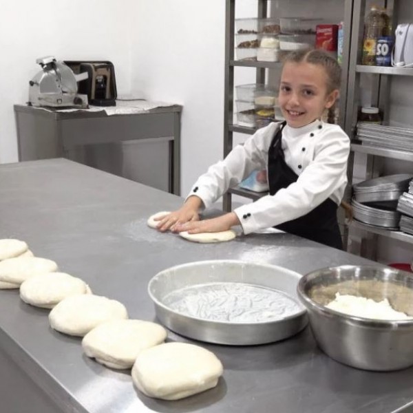 Малата Лена (9) го прави најдобриот бурек: Ја растегнува кората како највешт пекар, ја витка питата за 15 минути (ВИДЕО)