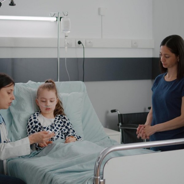 Мислела дека нејзината 12-годишна ќерка е бремена, а потоа лекарите откриле ретка дијагноза при скенирање
