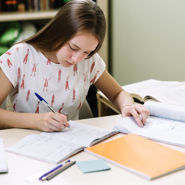 Дали домашната работа треба да се пишува во училиште или дома?