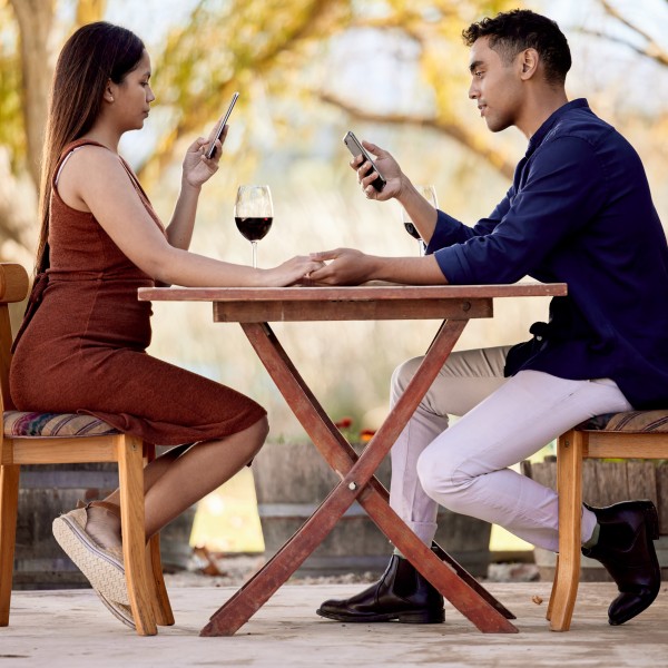 Кои се црвените знаменца кои секоја девојка треба да ги забележи на првиот состанок!