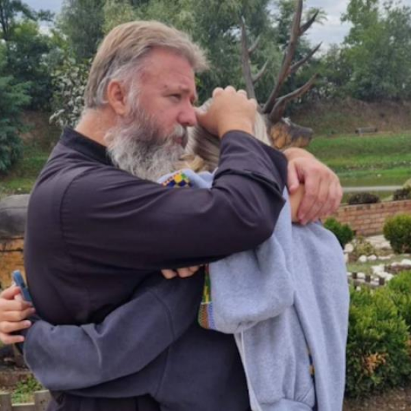 „Оди со Бога, ќерко моја, и биди моја гордост“: Отец Предраг Поповиќ со најемотивната порака ги разнежни сите