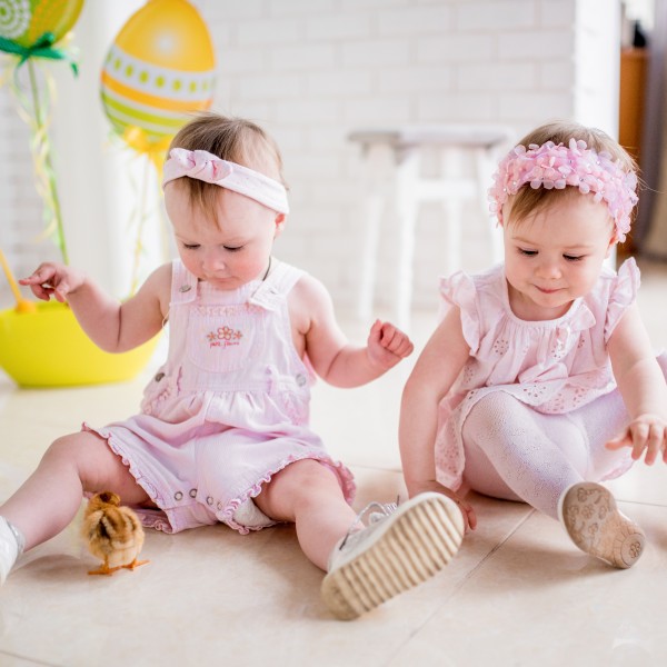 Каква работа! На очајните родители им наплаќа 30.000 долари за да смислат имиња за нивните бебиња