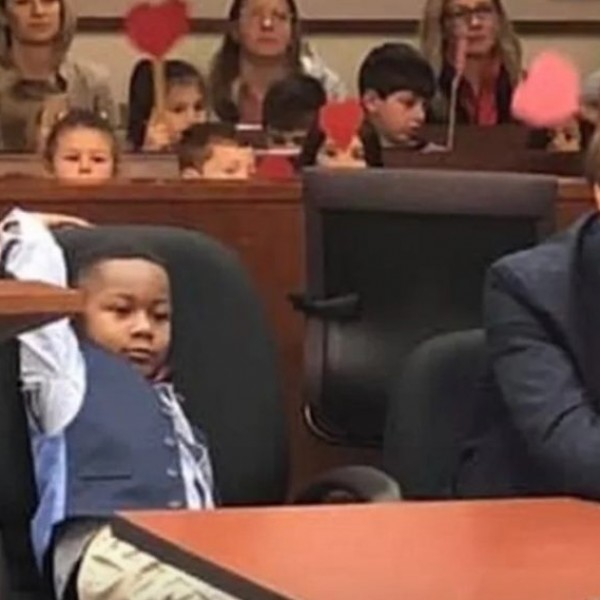 Момче го покани цело одделение во судницата за да го видат неговото посвојување