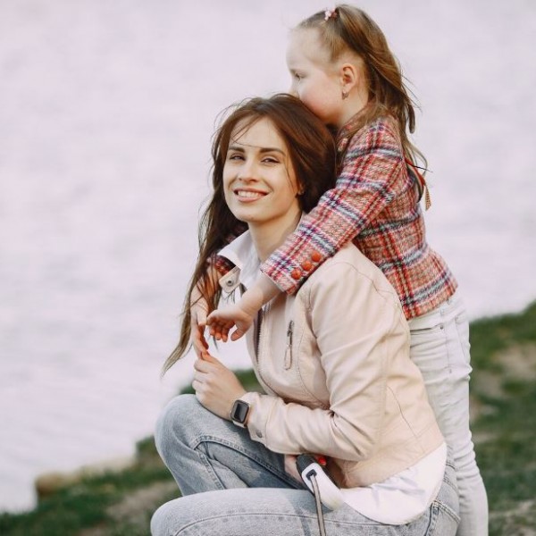 Мајка ја дала својата ќерка (7) на посвојување за да патува низ светот: „Не сум тажна, цел живот го чекав овој момент“