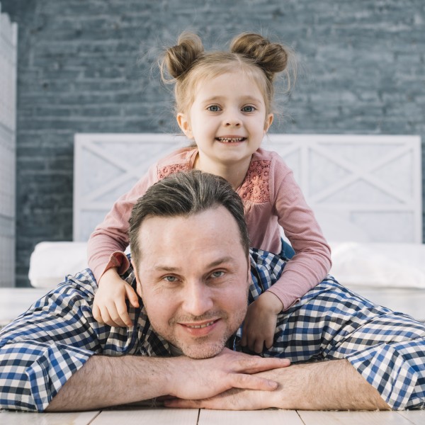 Јас сум самохран татко на 4 ќерки: Најтешко ми како ме гледаат луѓето, а не грижата за моите ќерки