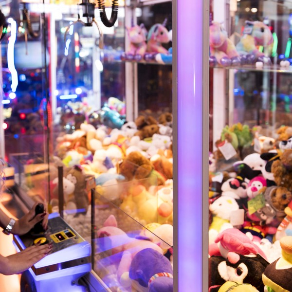 Трикот како секогаш да ја фатите играчката од машината: Видеото што воодушеви 70 милиони луѓе