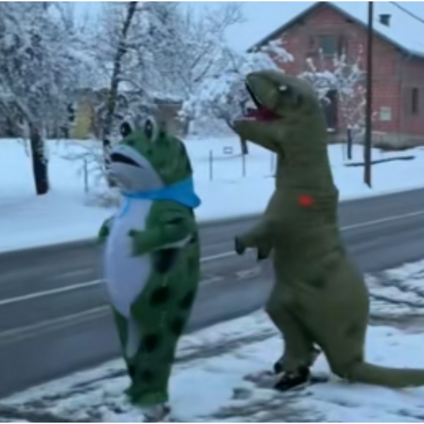 Снег, смеа и два костуми: Брат и сестра од Хрватска им го разубавија денот на сите што ги сретнаа