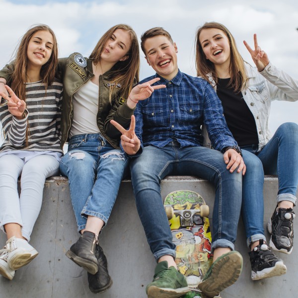 Младите меѓу иднината и сегашноста: Дали планираме или само живееме ден за ден?