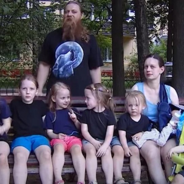 Жена со едно дете е несреќна, без деца е оштетена: Татко на 9 деца „одредува“ колку деца треба да родат жените