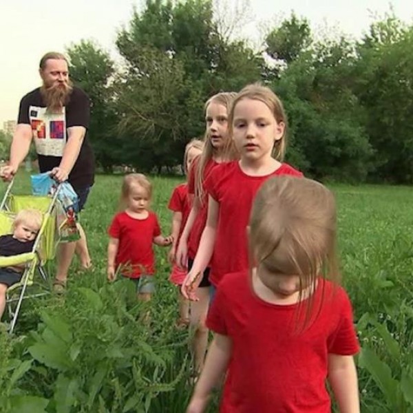 Жена со едно дете е несреќна, без деца е оштетена: Татко на 9 деца „одредува“ колку деца треба да родат жените